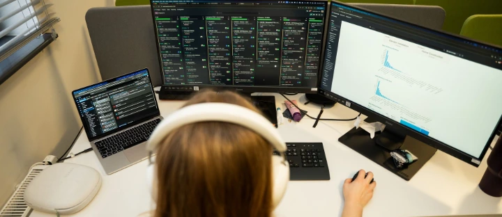 Monitor and Solvti employee